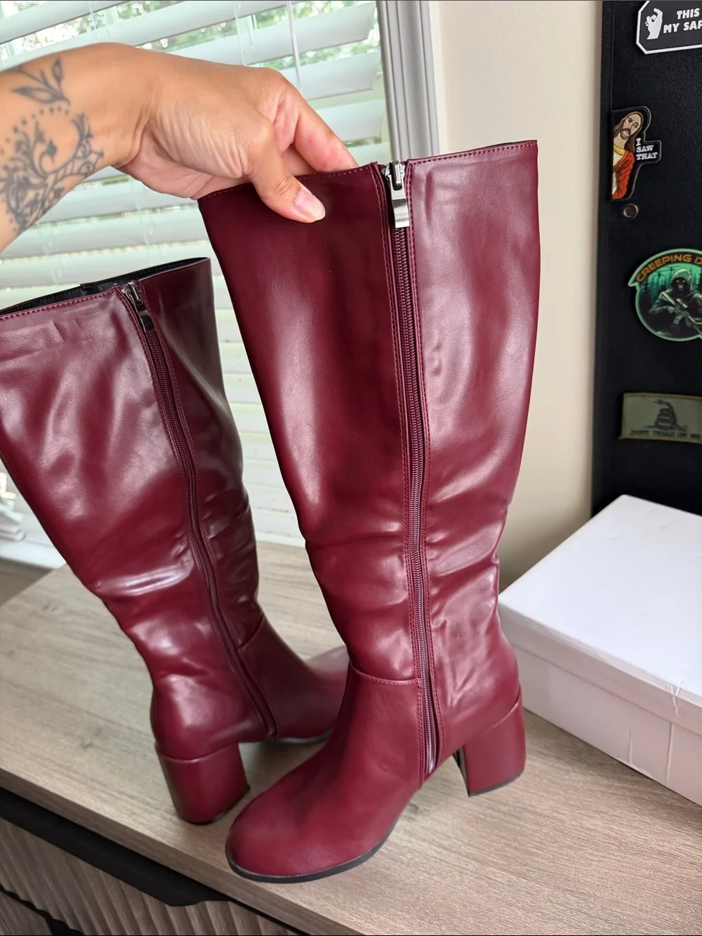 Women's Knee-High Block Heel Boots in Burgundy